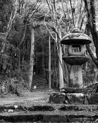 stone lantern and walking path kosanji kozanji kosan-ji kosan-ji japanese temple in december with snow black and white 35 film aaron henry rose フィルム　日本　京都　高山寺