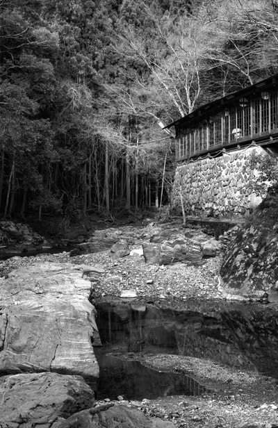 tokao kyoto kiyotaki river soba shop roof tile soba 瓦そば 松右衛門 december with snow black and white 35 film aaron henry rose フィルム　日本　京都　高雄  清滝川