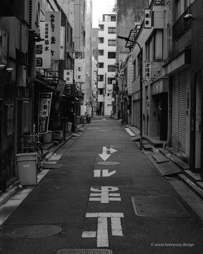 empty shinbashi district at dawn shot on black and white 35 film aaron henry rose フィルム　日本　東京　新橋
