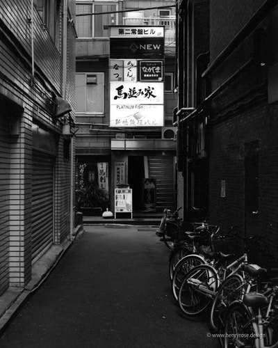 東京、新橋 Tokyo Shinbashi Shimbashi Aaron Henry Rose 35mm Film Kodak Tmax 100